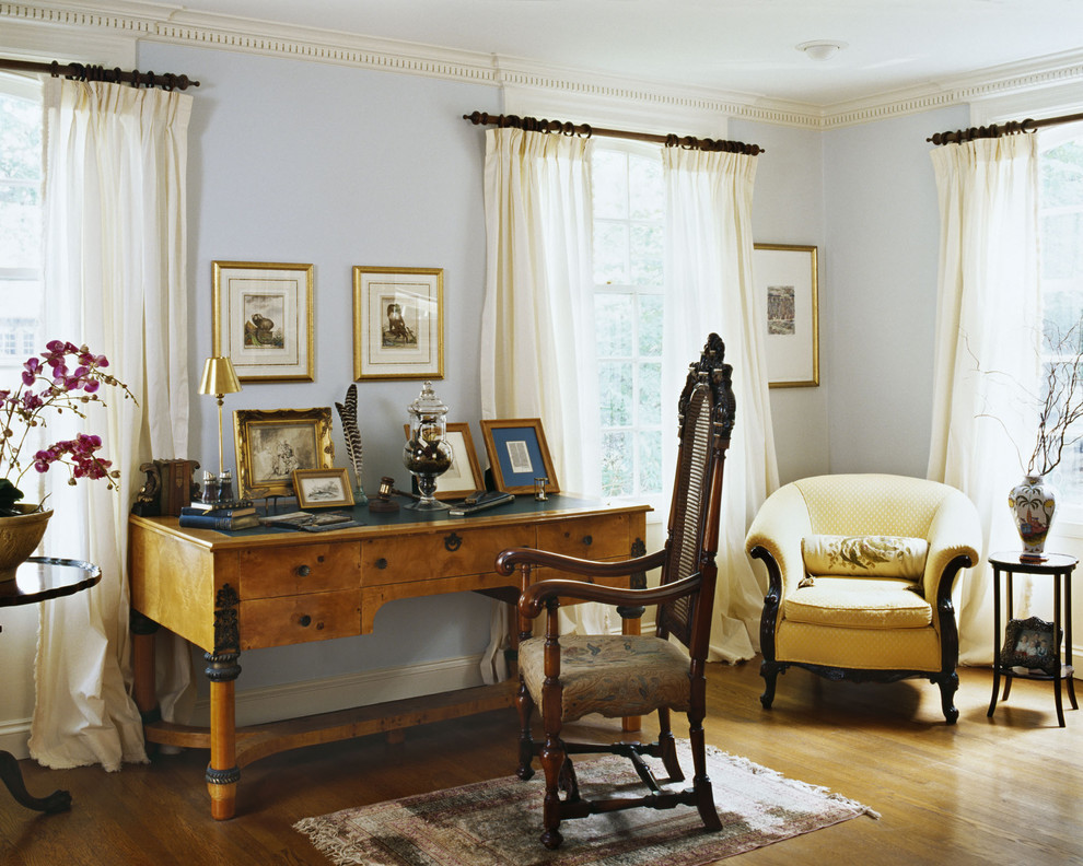 Идея дизайна: гостиная комната в классическом стиле с синими стенами и красивыми шторами