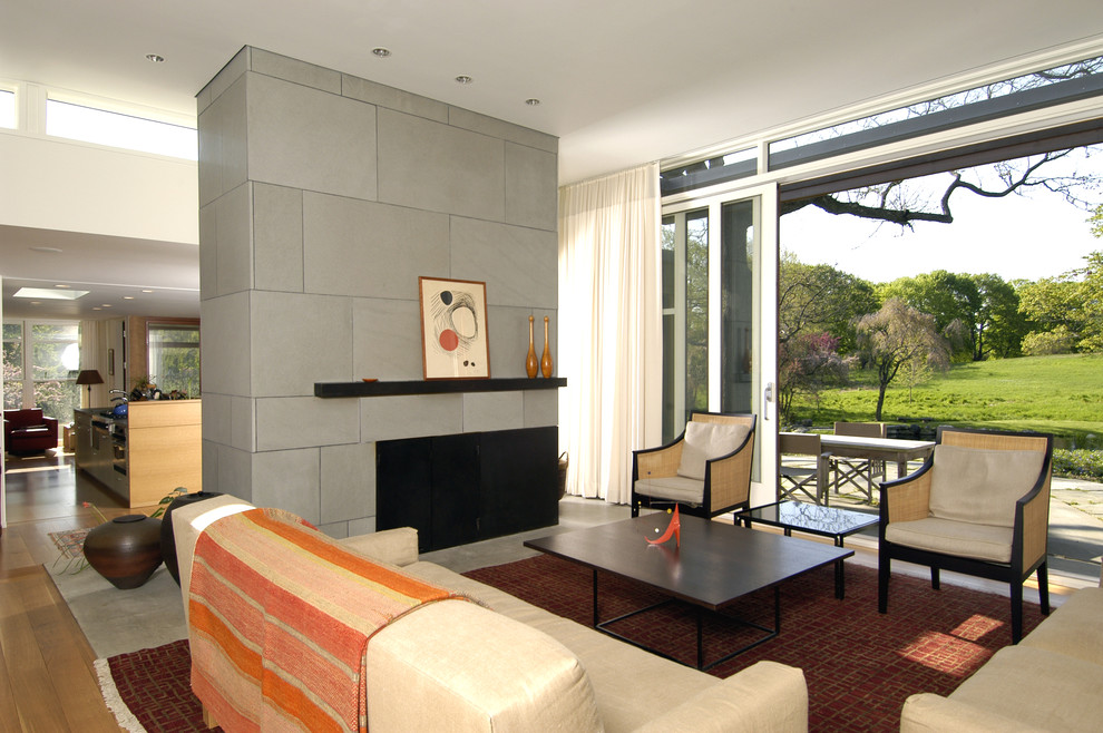 Источник вдохновения для домашнего уюта: открытая гостиная комната в современном стиле с стандартным камином и ковром на полу
