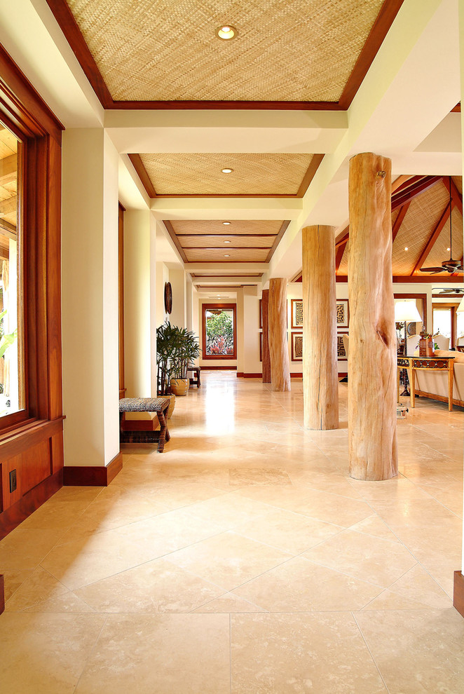 Diseño de salón tropical con suelo de piedra caliza