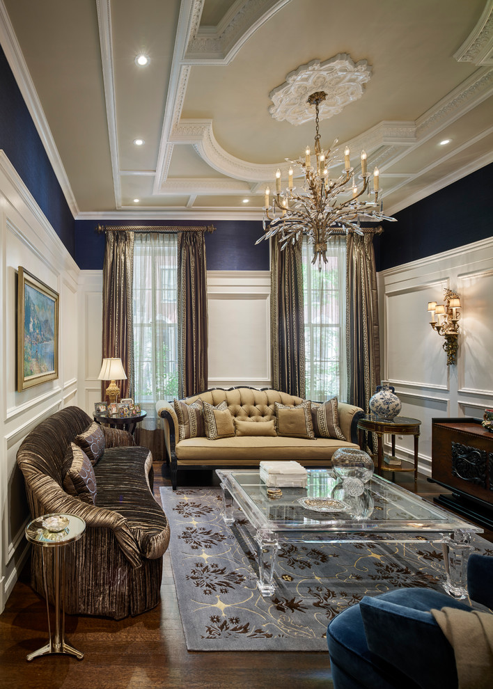 Idee per un soggiorno chic chiuso con sala formale, pareti blu, parquet scuro e pavimento marrone