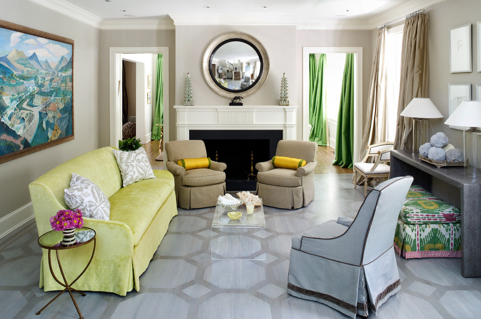 Immagine di un soggiorno minimal con pareti beige e camino classico