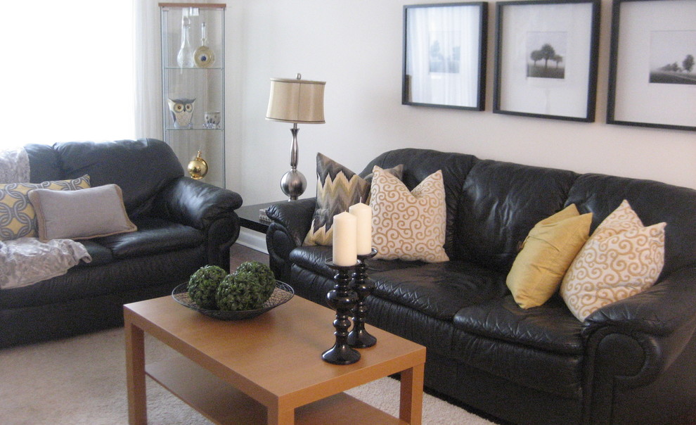 Exempel på ett mellanstort klassiskt allrum med öppen planlösning, med beige väggar, en fristående TV, brunt golv och mellanmörkt trägolv