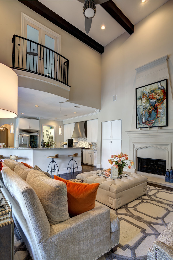 Fernseherloses, Offenes Mediterranes Wohnzimmer mit beiger Wandfarbe und Kamin in Dallas