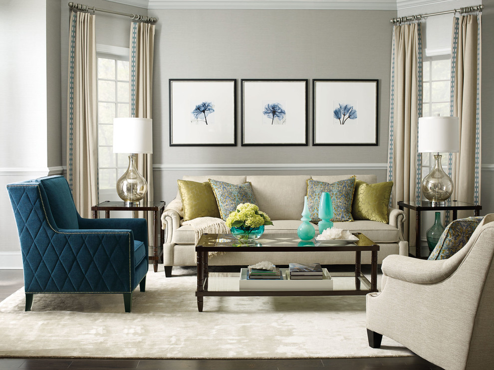 Стильный дизайн: парадная, двухуровневая гостиная комната среднего размера в стиле неоклассика (современная классика) с серыми стенами и ковровым покрытием без камина, телевизора - последний тренд