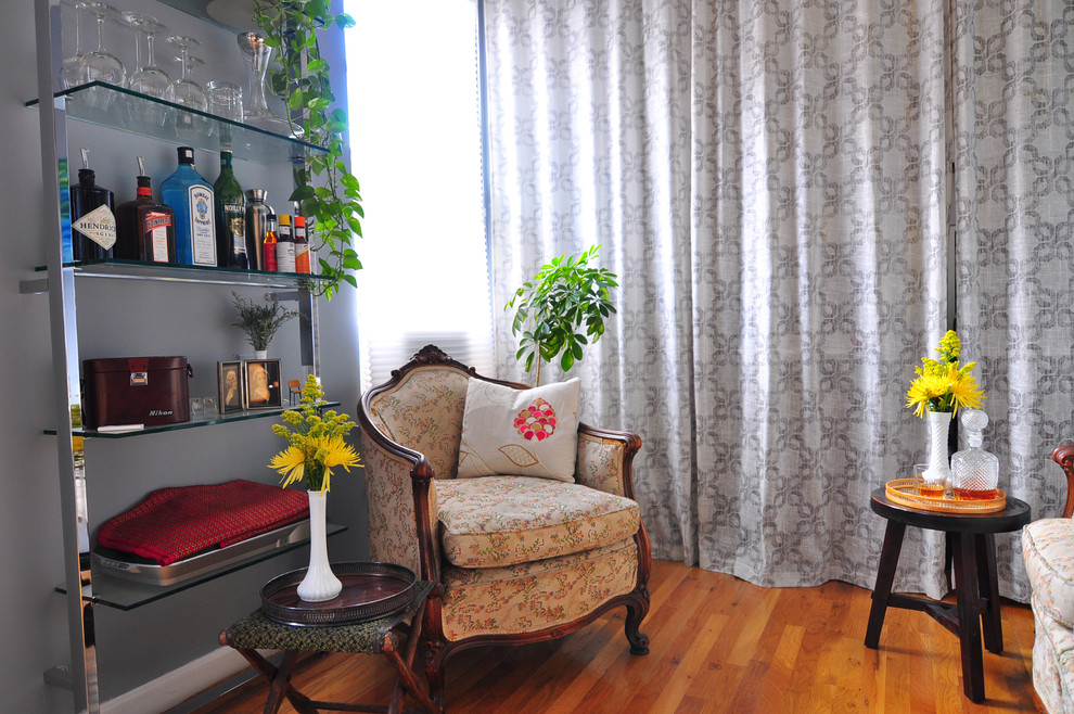 На фото: гостиная комната в стиле фьюжн с серыми стенами и красивыми шторами с