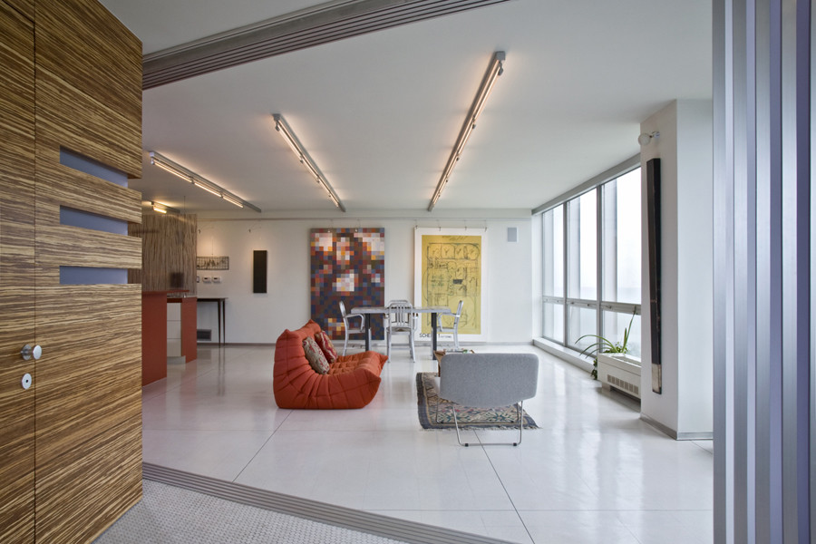 Großes, Offenes Modernes Wohnzimmer mit weißer Wandfarbe und weißem Boden in Chicago