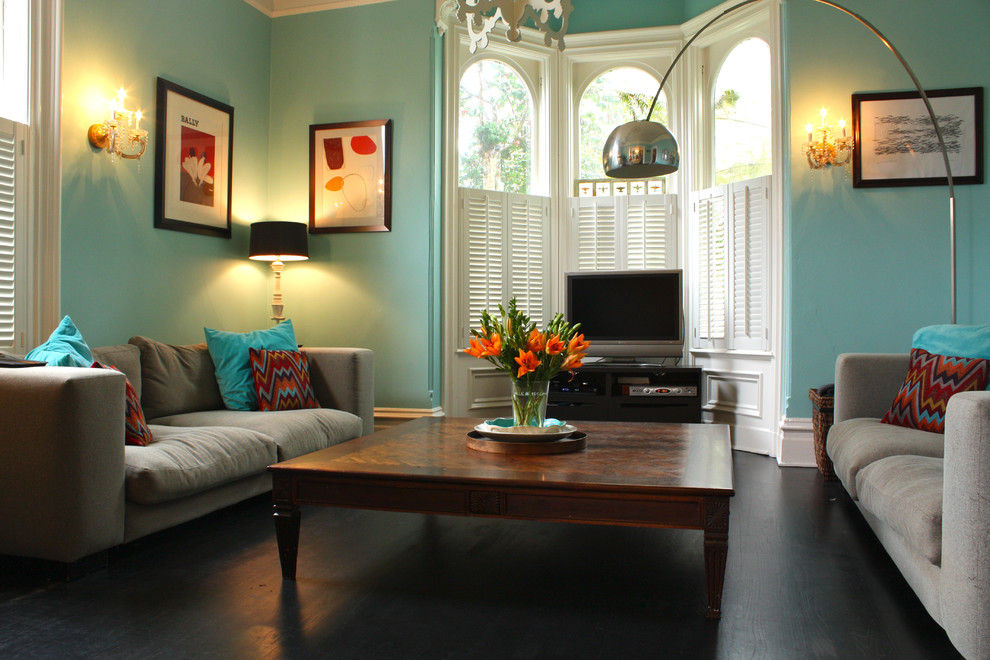 Eklektisches Wohnzimmer mit blauer Wandfarbe und freistehendem TV in San Francisco