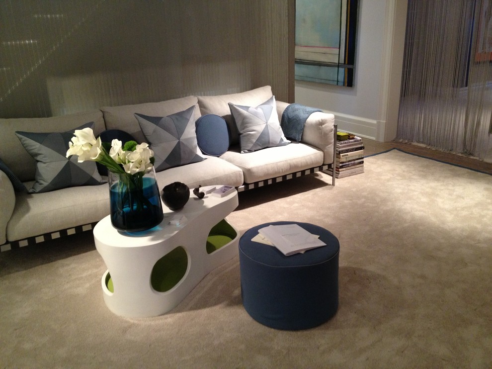 Ispirazione per un soggiorno tradizionale di medie dimensioni e chiuso con pareti bianche, moquette e pavimento beige
