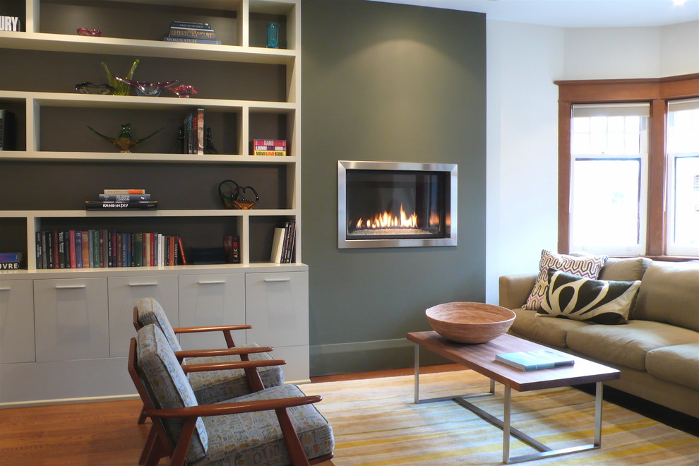 Стильный дизайн: гостиная комната в стиле модернизм с с книжными шкафами и полками, акцентной стеной и ковром на полу - последний тренд