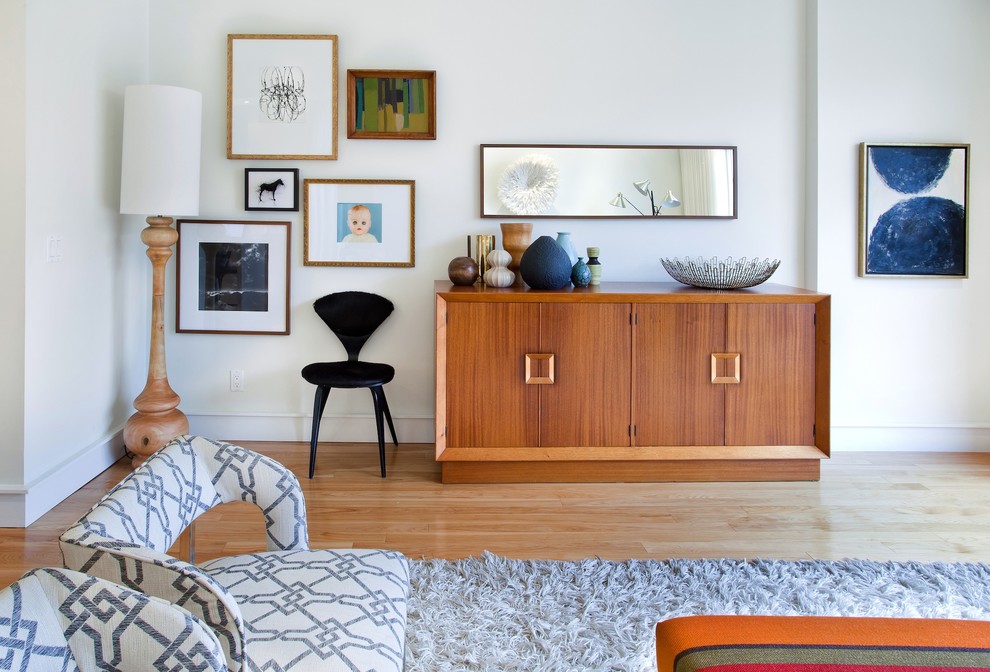 Imagen de salón escandinavo con paredes blancas y suelo de madera clara