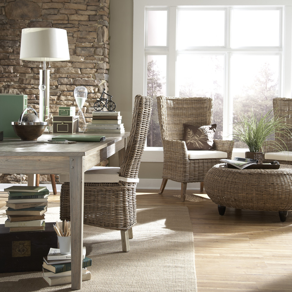 Foto di un soggiorno stile marinaro con pareti beige, parquet chiaro e pavimento marrone