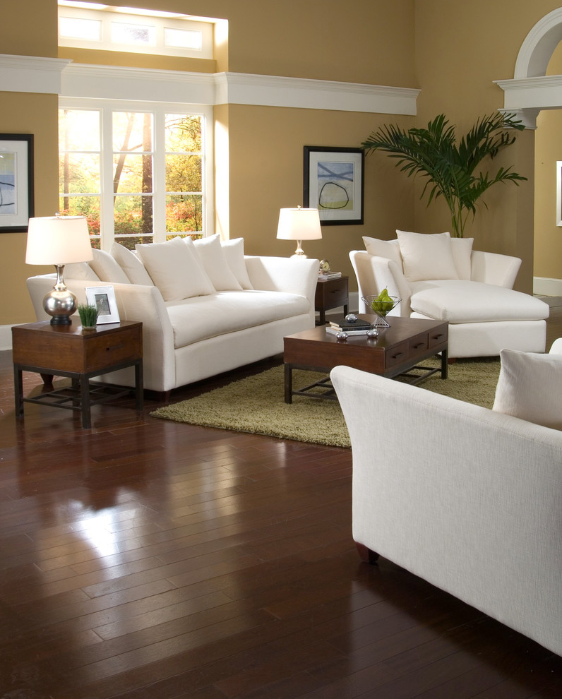 Cette image montre un salon design de taille moyenne avec une salle de réception, un mur marron et un sol en bois brun.