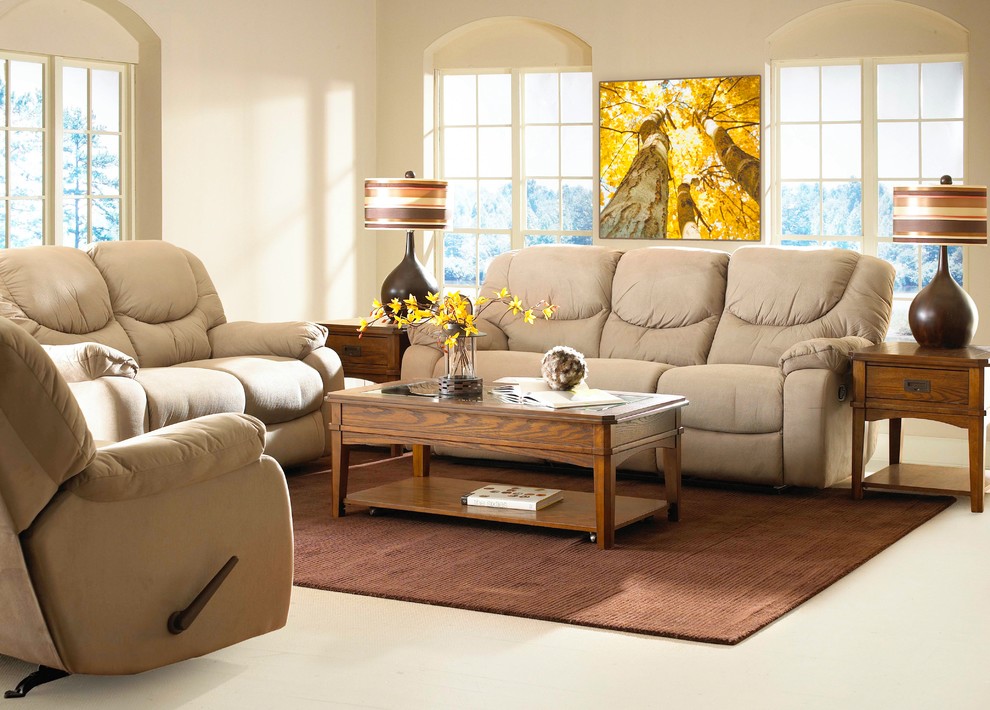 Foto di un soggiorno chic di medie dimensioni con sala formale, pareti beige e moquette