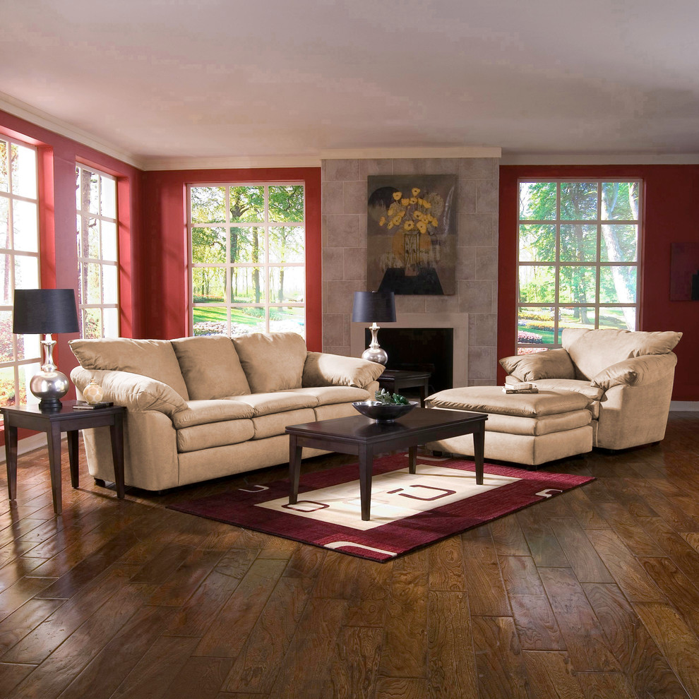 Ejemplo de salón para visitas clásico renovado de tamaño medio con paredes rojas y suelo de madera en tonos medios