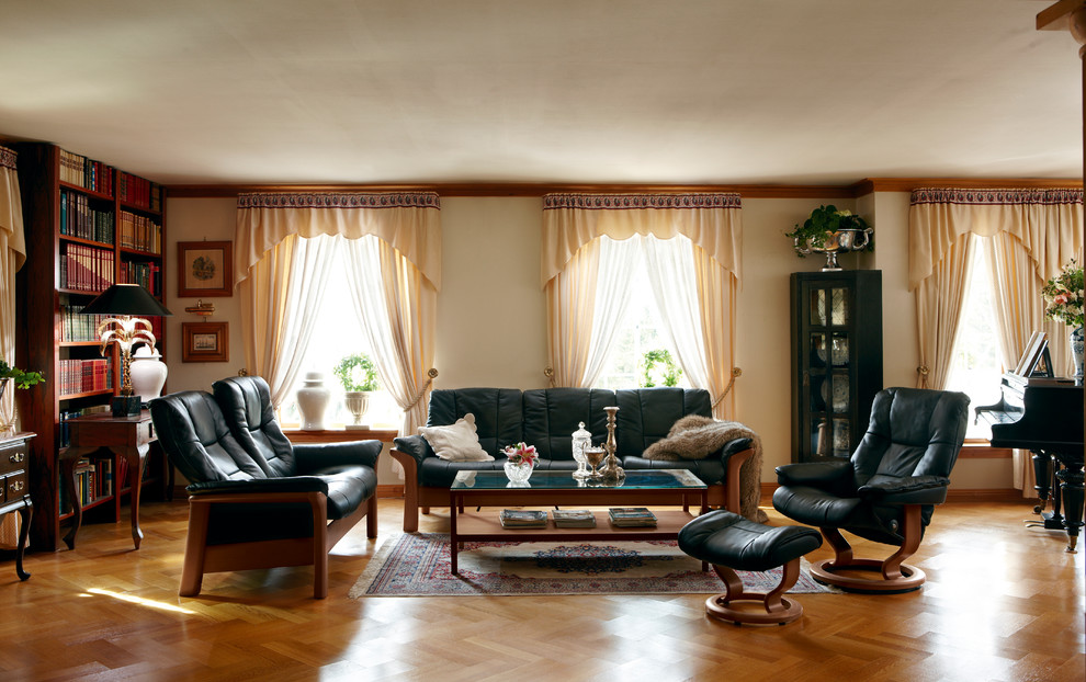 Imagen de salón para visitas tradicional grande con paredes beige y suelo de madera en tonos medios
