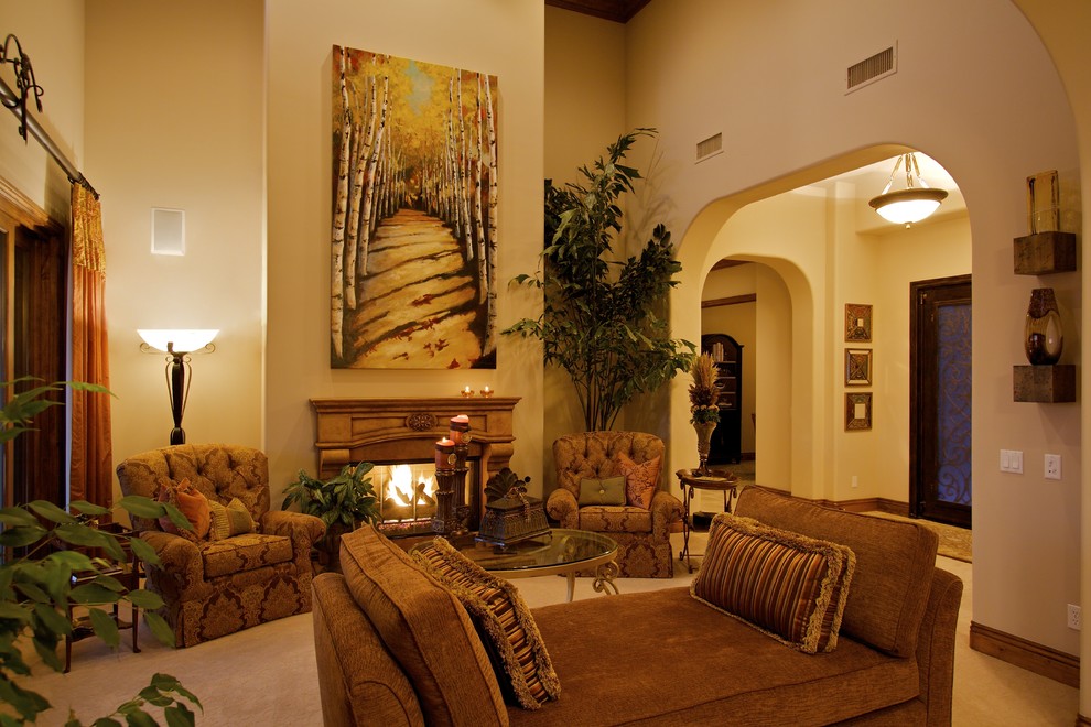 Großes, Offenes Mediterranes Wohnzimmer mit beiger Wandfarbe, Teppichboden, Kamin und verputzter Kaminumrandung in San Diego