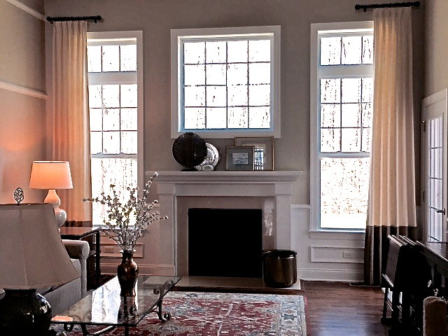 Exemple d'un salon chic de taille moyenne et ouvert avec une salle de réception, un mur beige, parquet foncé, une cheminée standard, un manteau de cheminée en bois et un téléviseur fixé au mur.