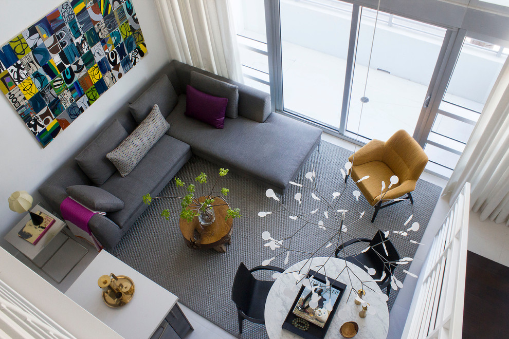 Свежая идея для дизайна: двухуровневая гостиная комната среднего размера в современном стиле с белыми стенами и полом из керамической плитки без камина, телевизора - отличное фото интерьера