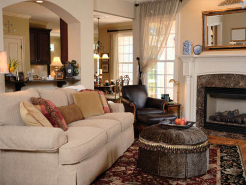 Mittelgroßes, Offenes Klassisches Wohnzimmer mit beiger Wandfarbe, hellem Holzboden, Kamin und gefliester Kaminumrandung in Atlanta