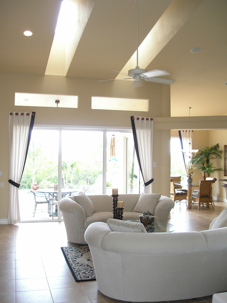 Mittelgroßes, Offenes Klassisches Wohnzimmer ohne Kamin mit beiger Wandfarbe und Keramikboden in Miami
