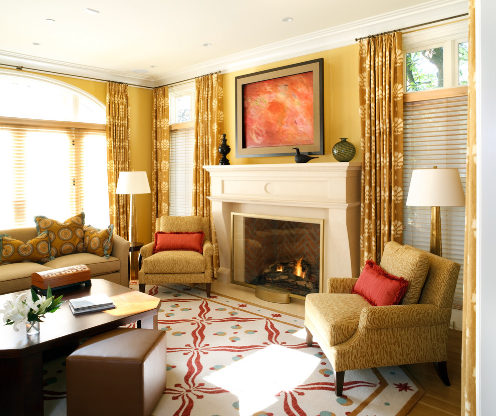 Foto di un soggiorno design con pareti gialle e tappeto