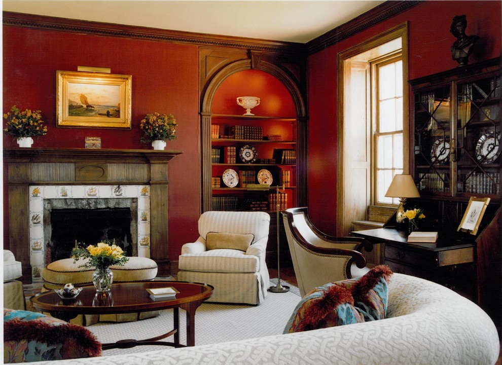 Стильный дизайн: гостиная комната в классическом стиле с красными стенами - последний тренд