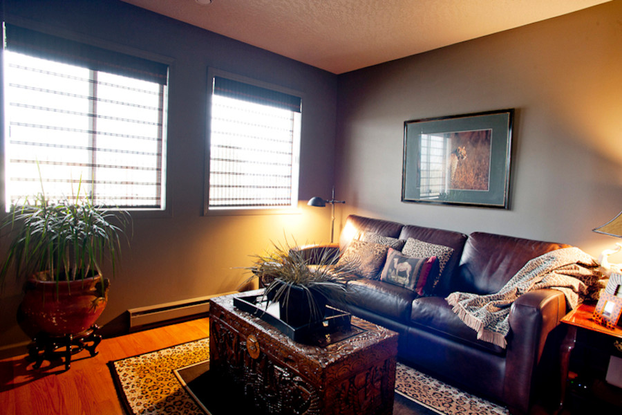 Esempio di un soggiorno tradizionale con pareti beige, pavimento in legno massello medio e nessuna TV
