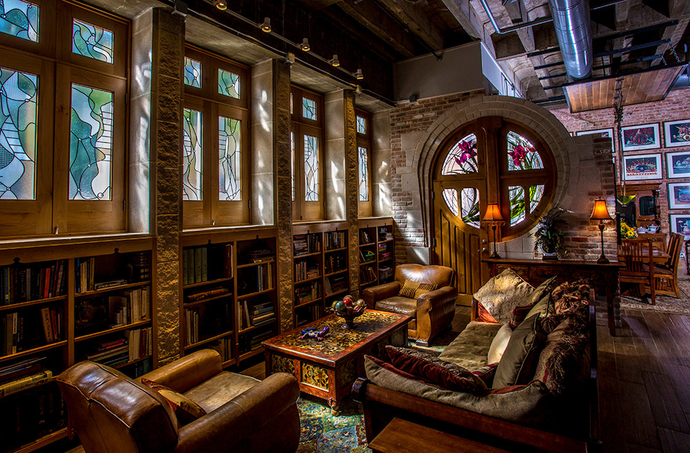 Imagen de biblioteca en casa tipo loft moderna grande sin chimenea y televisor con paredes marrones y suelo de madera oscura