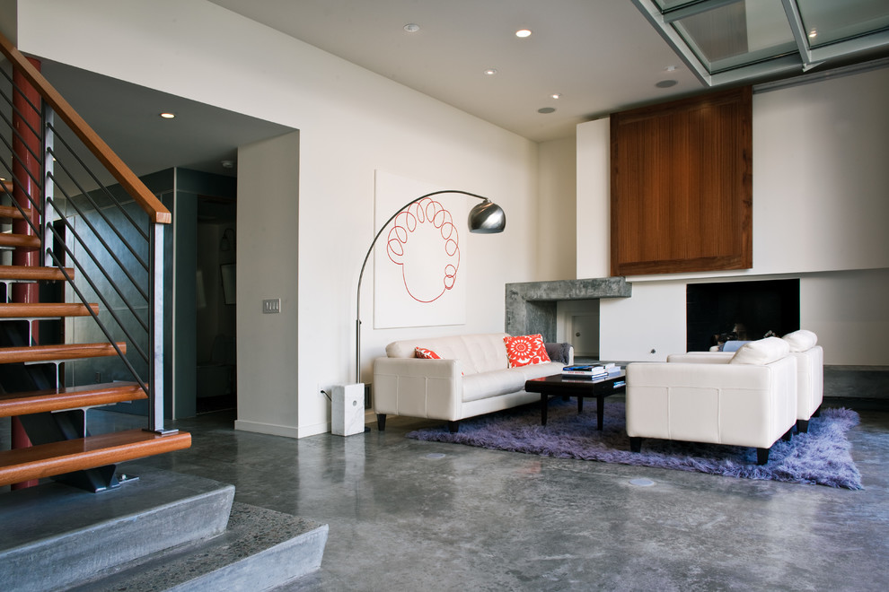 Esempio di un soggiorno moderno di medie dimensioni e aperto con pareti bianche, camino classico e TV a parete