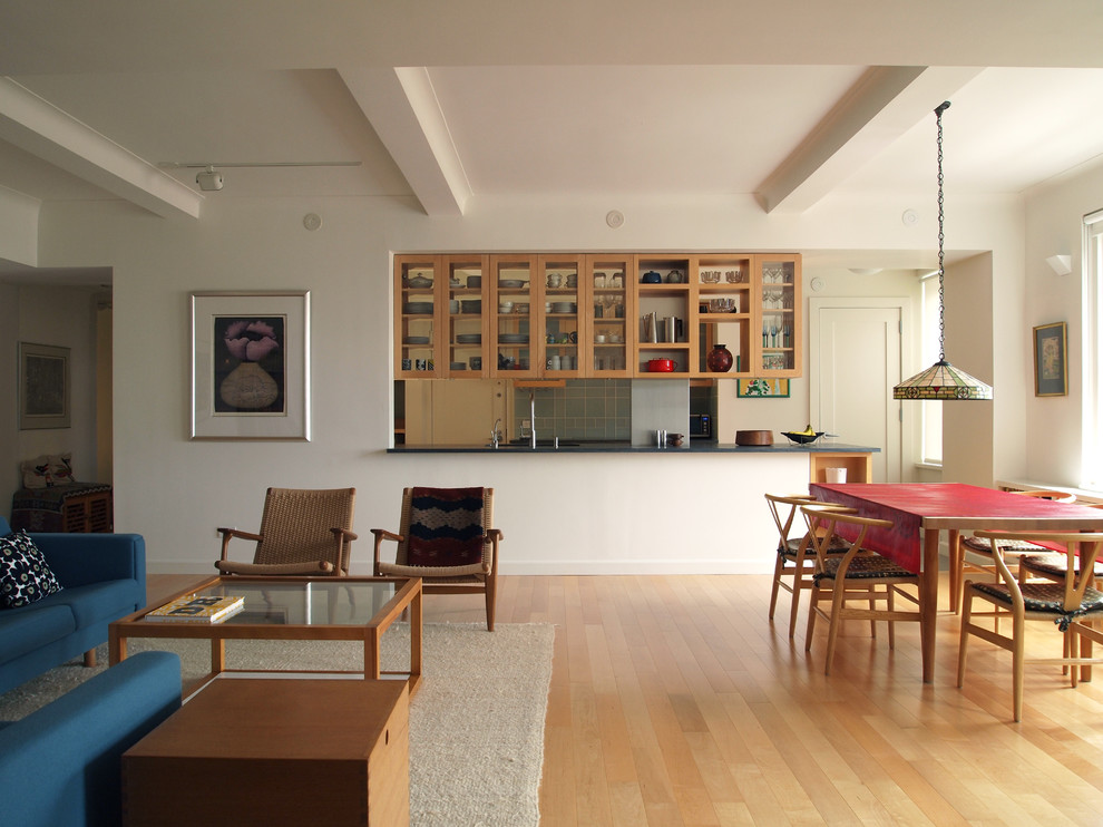 Свежая идея для дизайна: открытая гостиная комната в стиле модернизм с белыми стенами и синим диваном - отличное фото интерьера