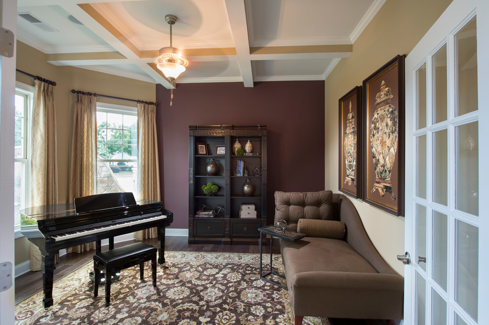 Diseño de salón con rincón musical cerrado tradicional pequeño sin chimenea y televisor con paredes beige, suelo de madera en tonos medios y suelo marrón