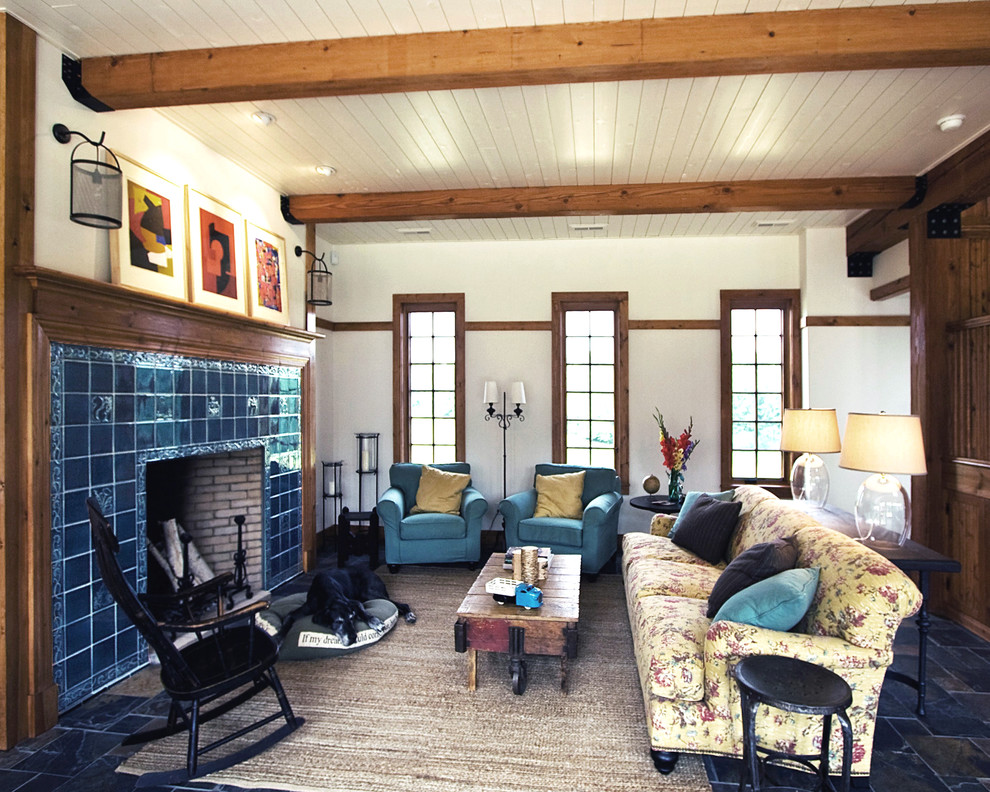 Источник вдохновения для домашнего уюта: гостиная комната в стиле фьюжн с фасадом камина из плитки