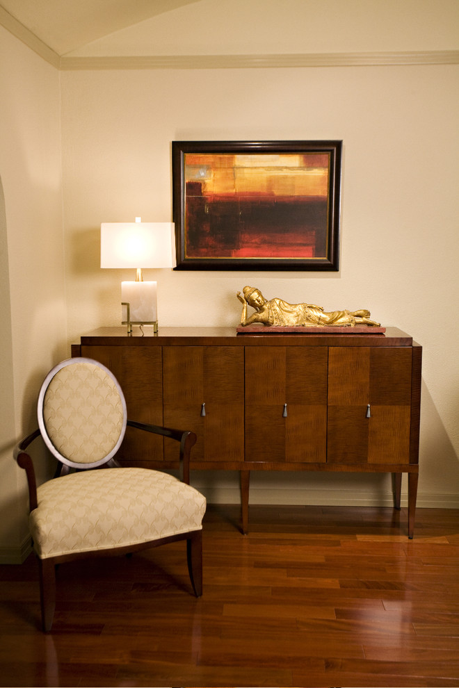 Ejemplo de salón actual con paredes beige y suelo de madera en tonos medios