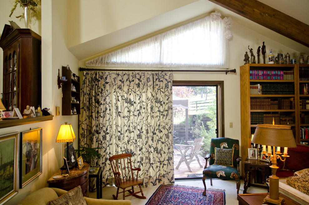 Источник вдохновения для домашнего уюта: двухуровневая гостиная комната среднего размера в классическом стиле с белыми стенами, ковровым покрытием, стандартным камином и фасадом камина из камня