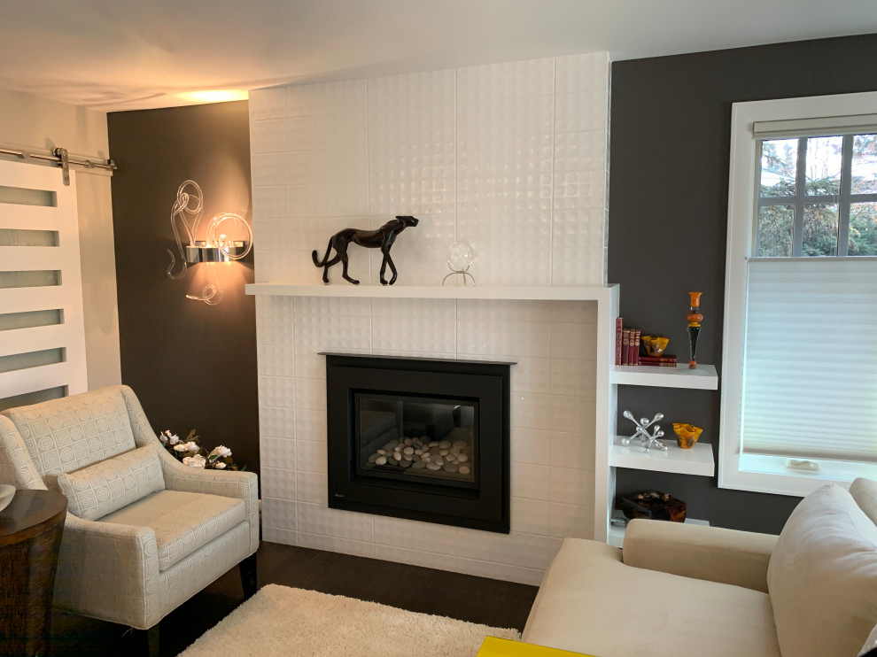 Mittelgroßes, Repräsentatives, Fernseherloses, Abgetrenntes Stilmix Wohnzimmer mit bunten Wänden, dunklem Holzboden, Kamin und braunem Boden in Calgary