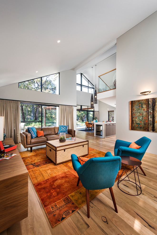 Repräsentatives, Offenes Maritimes Wohnzimmer mit weißer Wandfarbe und hellem Holzboden in Perth
