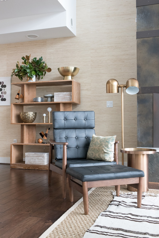 Immagine di un grande soggiorno moderno aperto con pareti beige, pavimento in legno massello medio, camino classico, cornice del camino in legno e nessuna TV