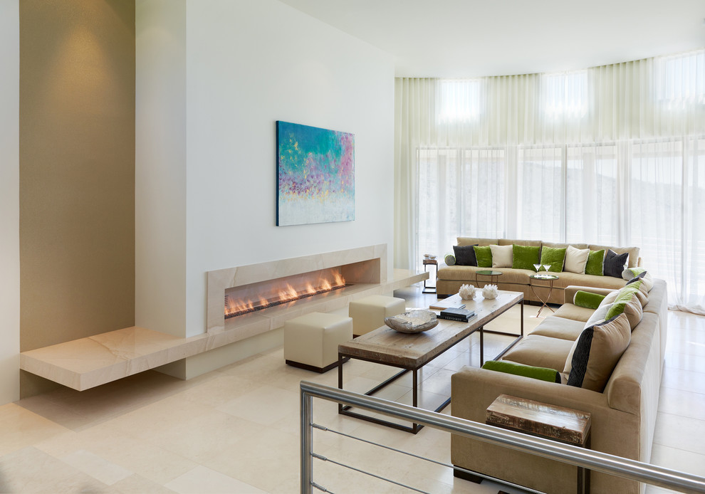 Fernseherloses, Offenes Modernes Wohnzimmer mit weißer Wandfarbe, Gaskamin und Marmorboden in Phoenix