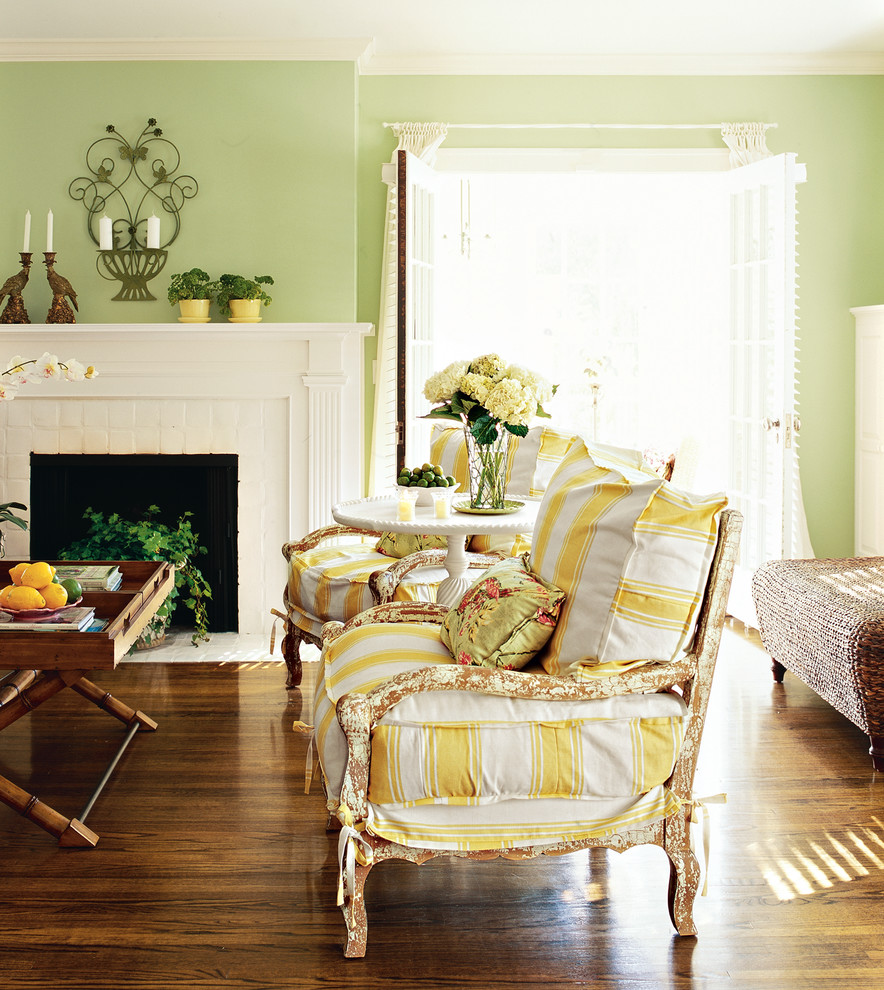 Esempio di un soggiorno stile marinaro con sala formale, pareti verdi, parquet scuro e camino classico