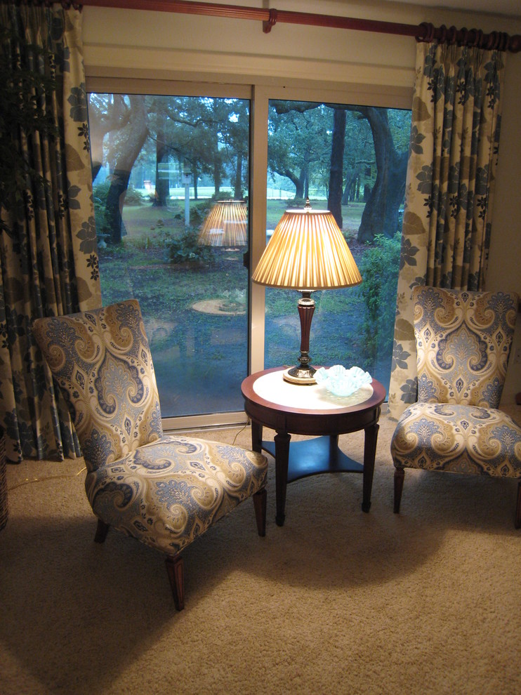 Example of a transitional living room design in Wilmington