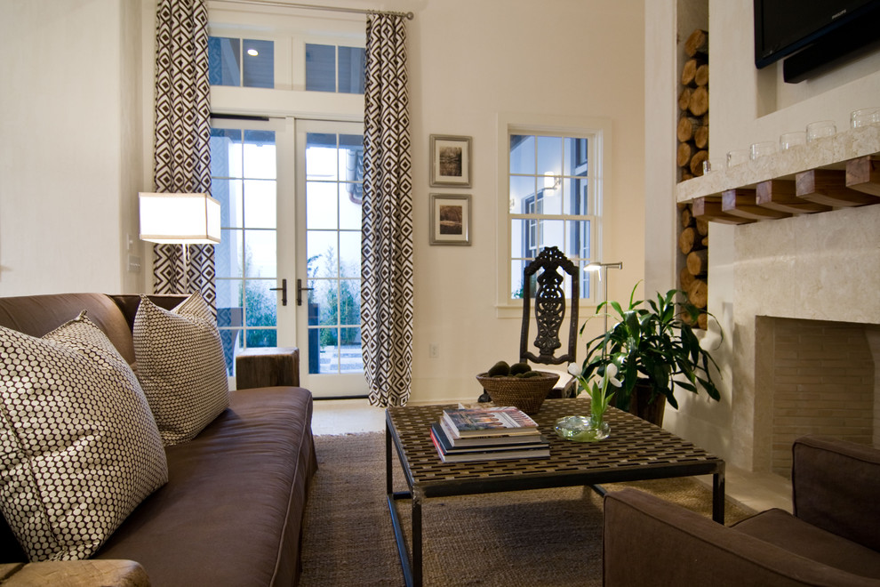 На фото: гостиная комната в стиле фьюжн с коричневым диваном с