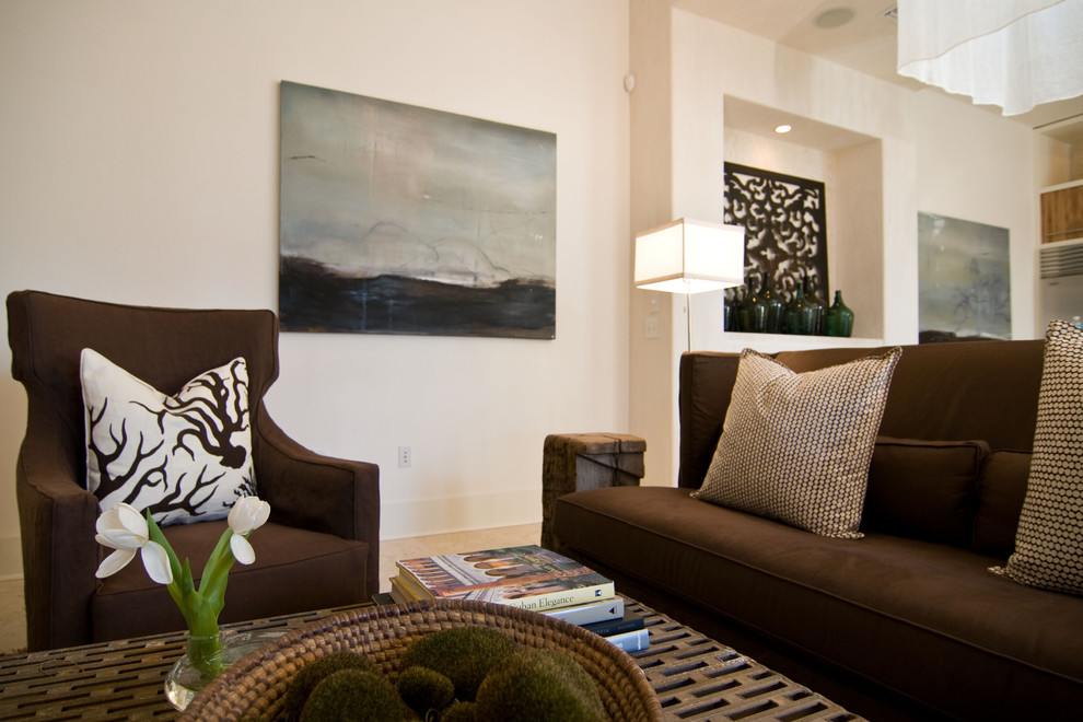 Свежая идея для дизайна: гостиная комната в стиле фьюжн с коричневым диваном - отличное фото интерьера