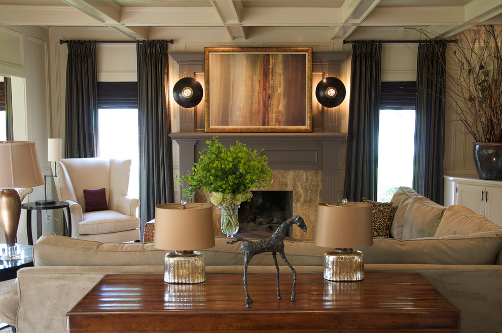 Foto di un soggiorno design con pareti gialle, camino classico e nessuna TV