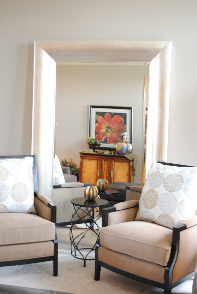 Mittelgroßes, Repräsentatives, Fernseherloses, Offenes Klassisches Wohnzimmer ohne Kamin mit beiger Wandfarbe und braunem Holzboden in Wichita