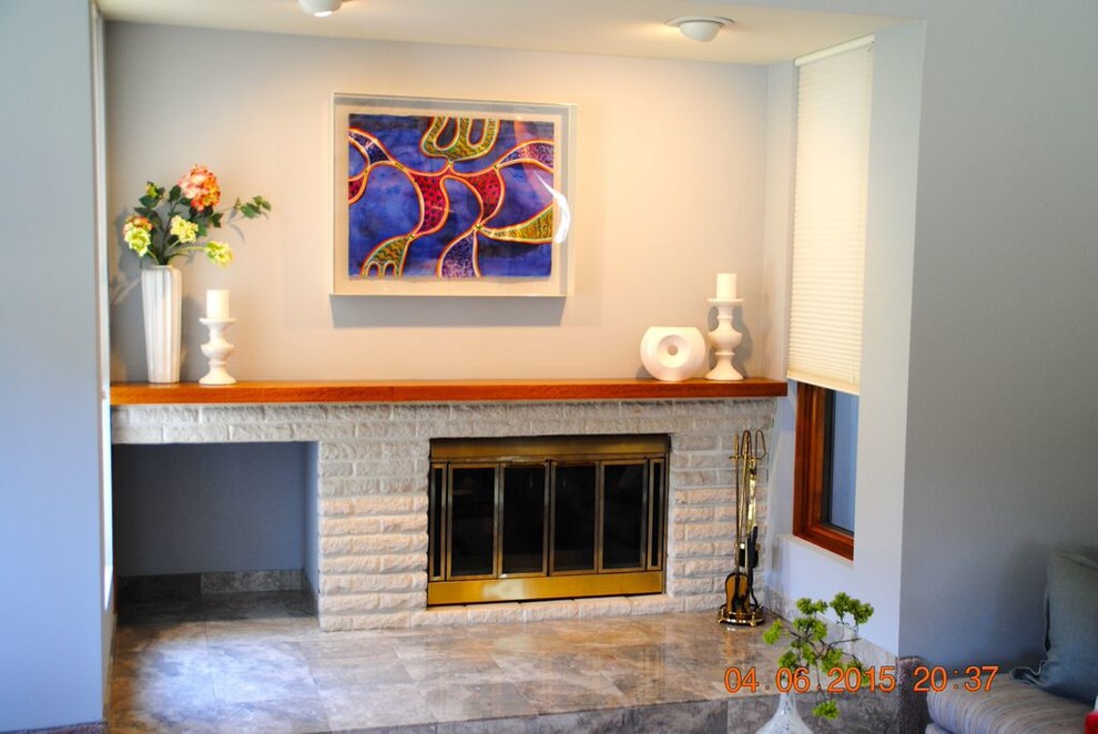 Cette image montre un salon design de taille moyenne et fermé avec une salle de réception, un mur bleu, moquette, une cheminée standard, un manteau de cheminée en brique et un sol rose.