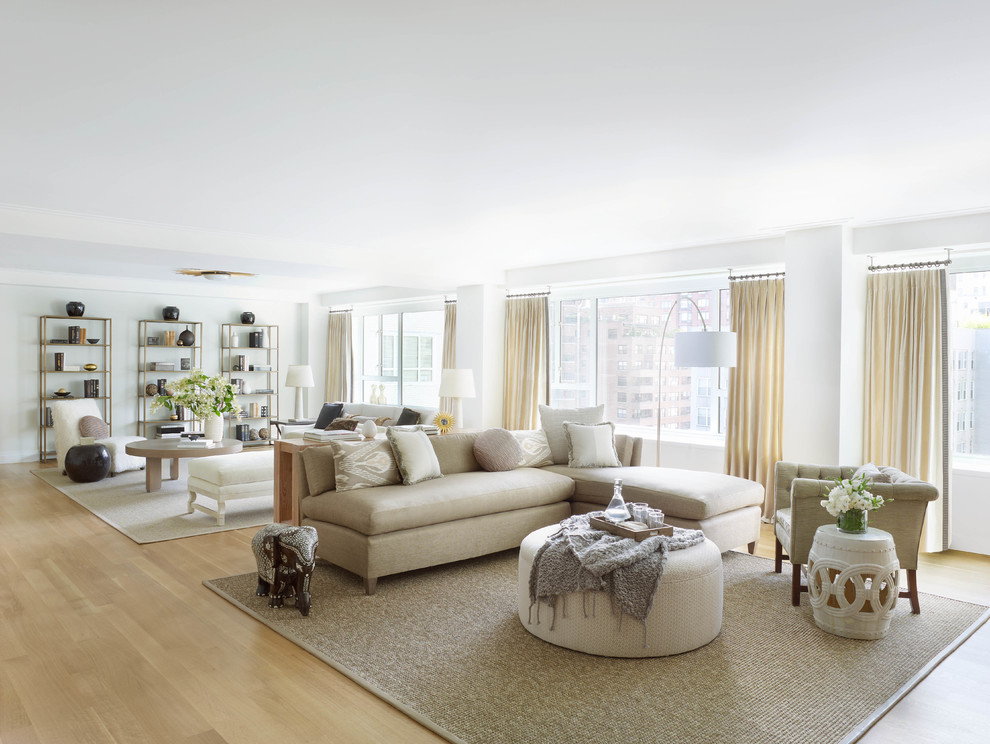 Стильный дизайн: огромная гостиная комната в стиле неоклассика (современная классика) с белыми стенами и светлым паркетным полом без камина, телевизора - последний тренд
