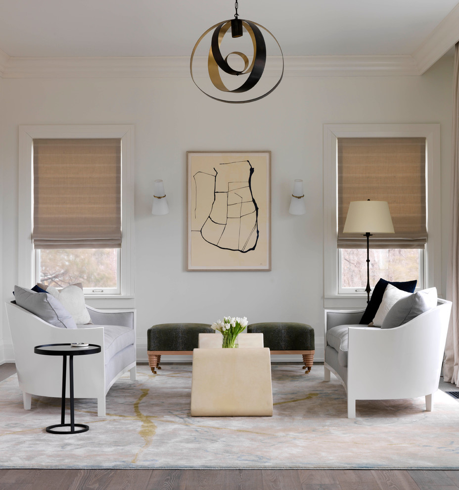 Repräsentatives, Fernseherloses Klassisches Wohnzimmer ohne Kamin mit weißer Wandfarbe in New York