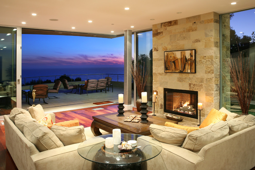 Стильный дизайн: гостиная комната в морском стиле с фасадом камина из камня - последний тренд