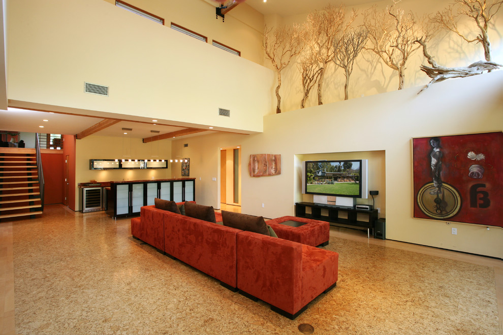 Wohnzimmer ohne Kamin mit beiger Wandfarbe in Orange County