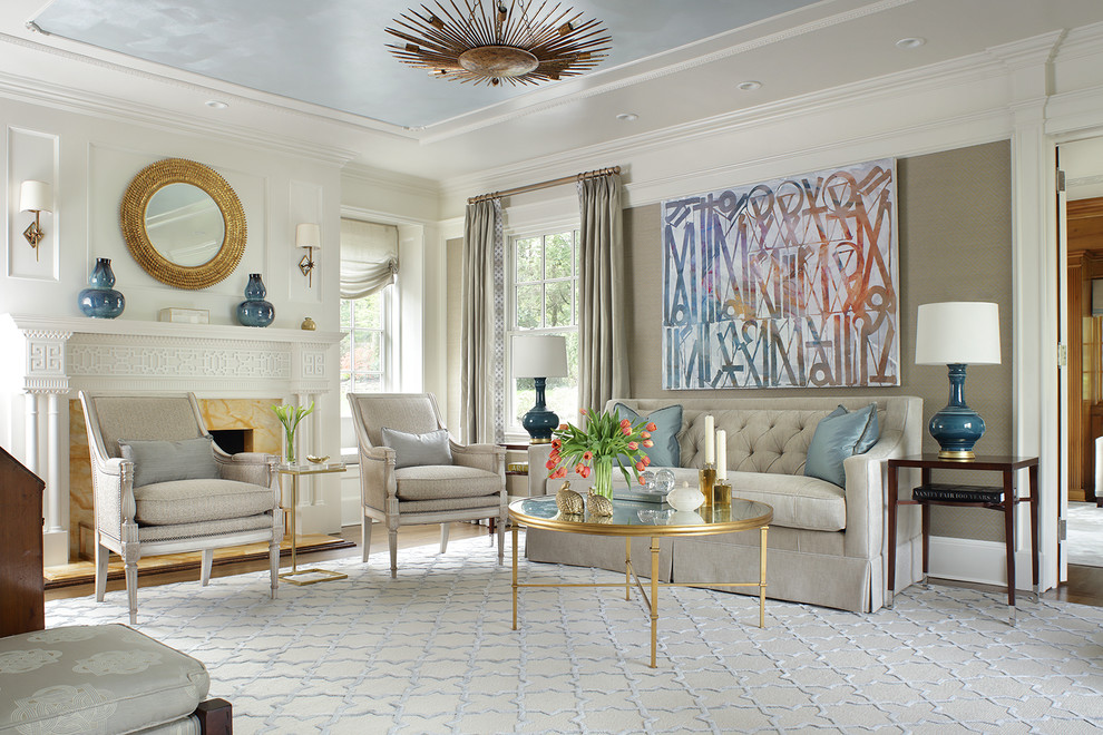 Großes, Repräsentatives, Fernseherloses, Abgetrenntes Klassisches Wohnzimmer mit Kamin, Kaminumrandung aus Stein und beiger Wandfarbe in New York